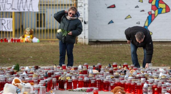 22.12.2024. Zagreb - Osnovnu skolu Precko i danas obilaze gradjani i ostavljaju lampase, poruke i medvjedice smrtno stradalom uceniku u OS Precko Photo: Igor Kralj/PIXSELL