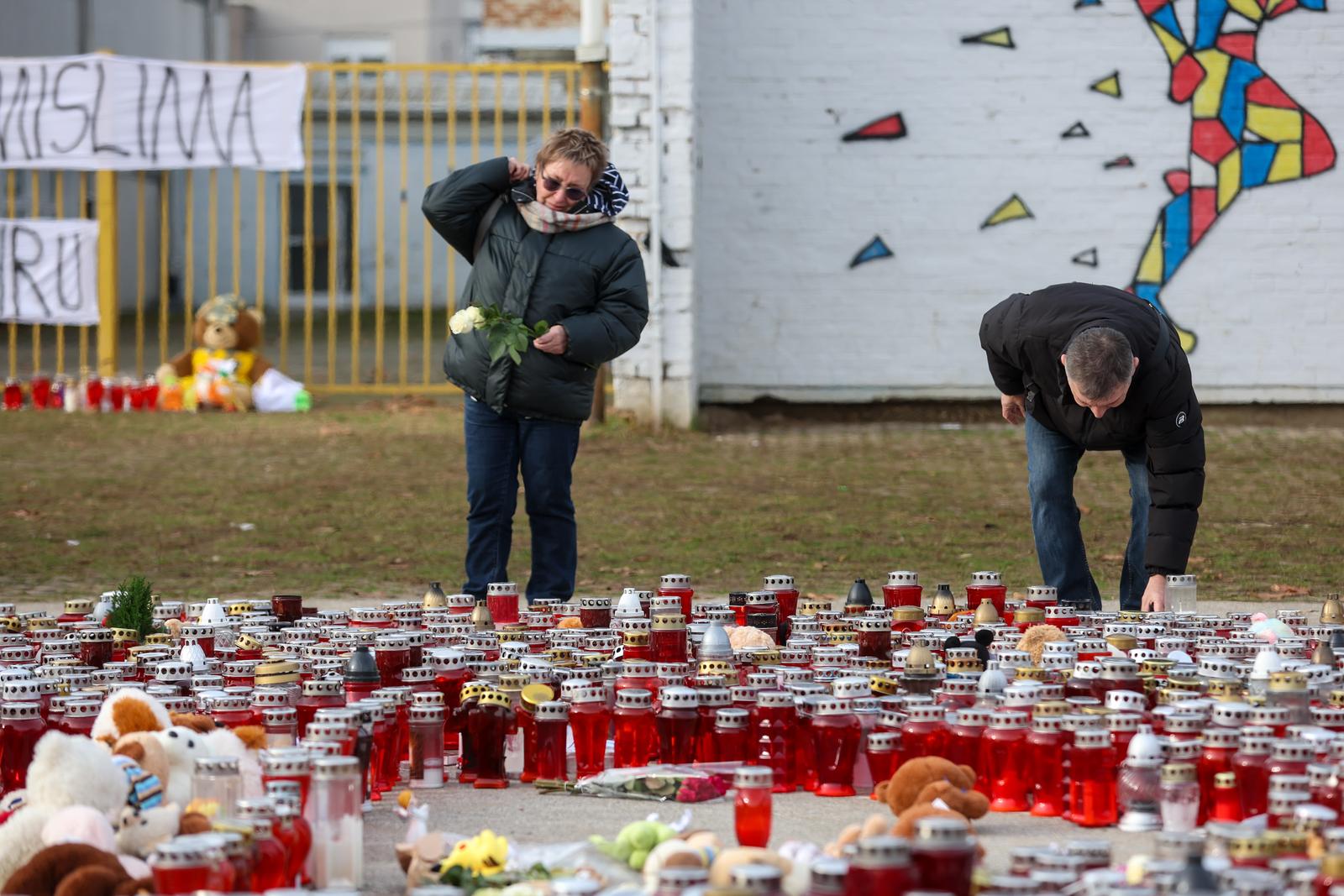 22.12.2024. Zagreb - Osnovnu skolu Precko i danas obilaze gradjani i ostavljaju lampase, poruke i medvjedice smrtno stradalom uceniku u OS Precko Photo: Igor Kralj/PIXSELL