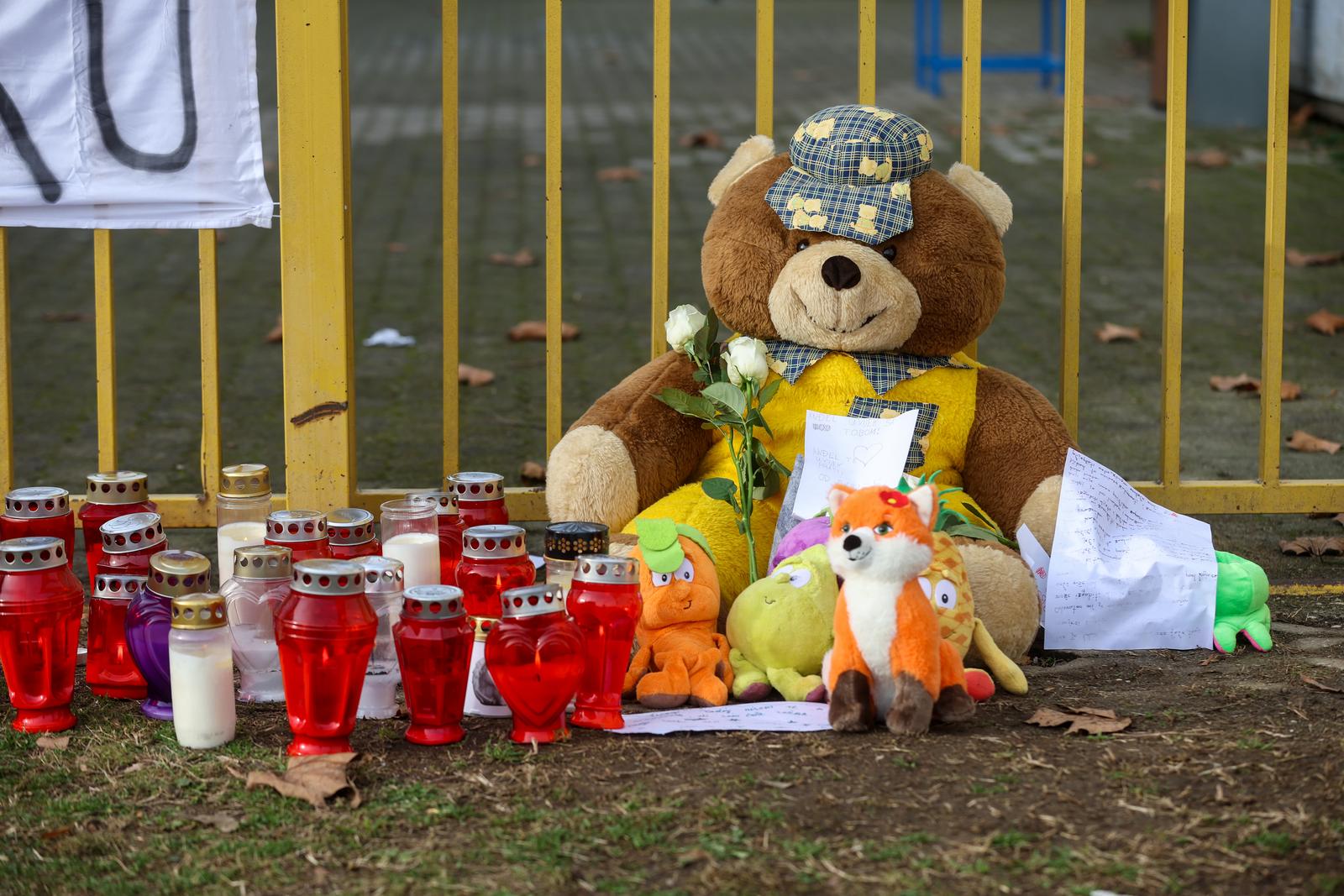 22.12.2024. Zagreb - Osnovnu skolu Precko i danas obilaze gradjani i ostavljaju lampase, poruke i medvjedice smrtno stradalom uceniku u OS Precko Photo: Igor Kralj/PIXSELL