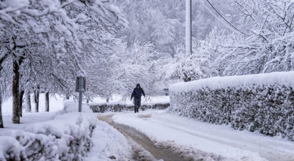 23.12.2024., Otocac - Jak vjetar i snijeg u Otoccu koji i dalje pada. Nema vecih problema u promet, ulici i ceste su prohodne.  Photo: Hrvoje Kostelac/PIXSELL