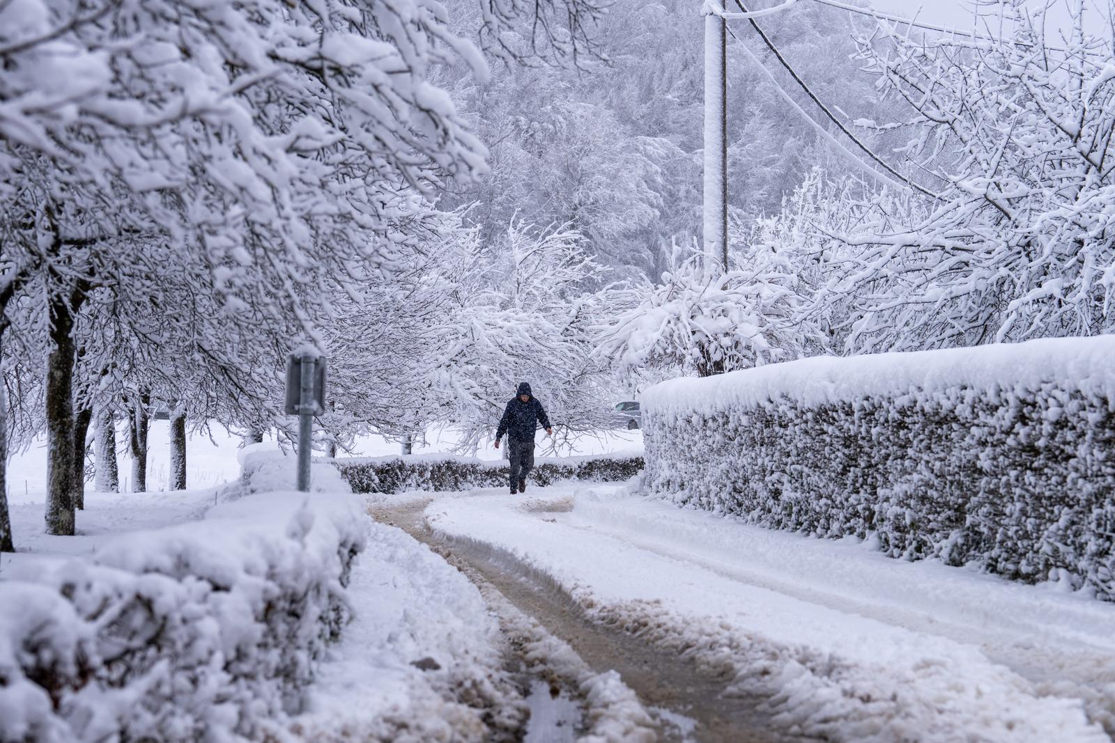 23.12.2024., Otocac - Jak vjetar i snijeg u Otoccu koji i dalje pada. Nema vecih problema u promet, ulici i ceste su prohodne.  Photo: Hrvoje Kostelac/PIXSELL