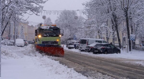 23.12.2024., Otocac - Jak vjetar i snijeg u Otoccu koji i dalje pada. Nema vecih problema u promet, ulici i ceste su prohodne. Ralica cisti ulicu od sijega. Photo: Hrvoje Kostelac/PIXSELL