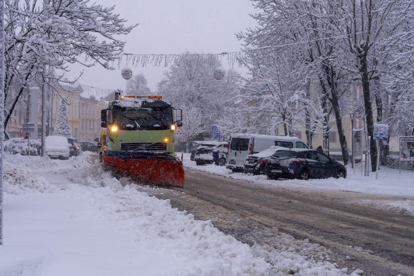 23.12.2024., Otocac - Jak vjetar i snijeg u Otoccu koji i dalje pada. Nema vecih problema u promet, ulici i ceste su prohodne. Ralica cisti ulicu od sijega. Photo: Hrvoje Kostelac/PIXSELL