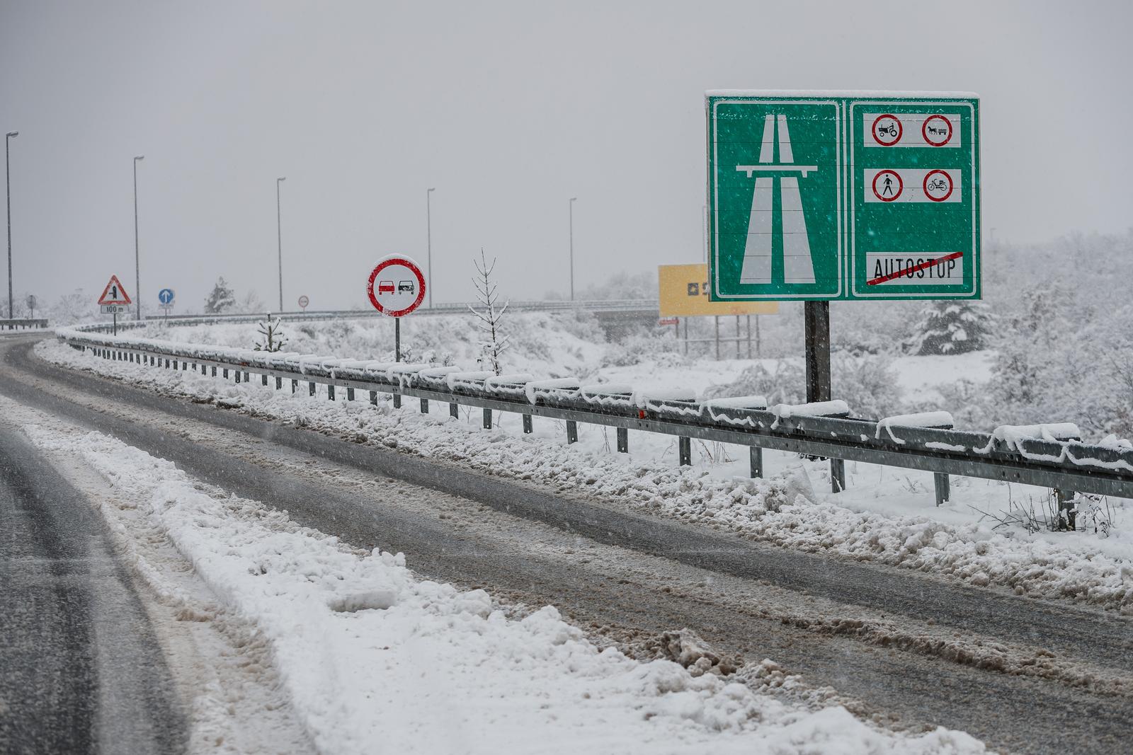 23.12.2024., Zagvozd - Zabiokovlje je danas zameo snijeg. Photo: Zvonimir Barisin/PIXSELL