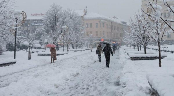 23.12.2024., centar grada, Banja Luka (BiH) - Snijeg neprestano pada u Banjoj Luci. Photo: Dejan Rakita/PIXSELL