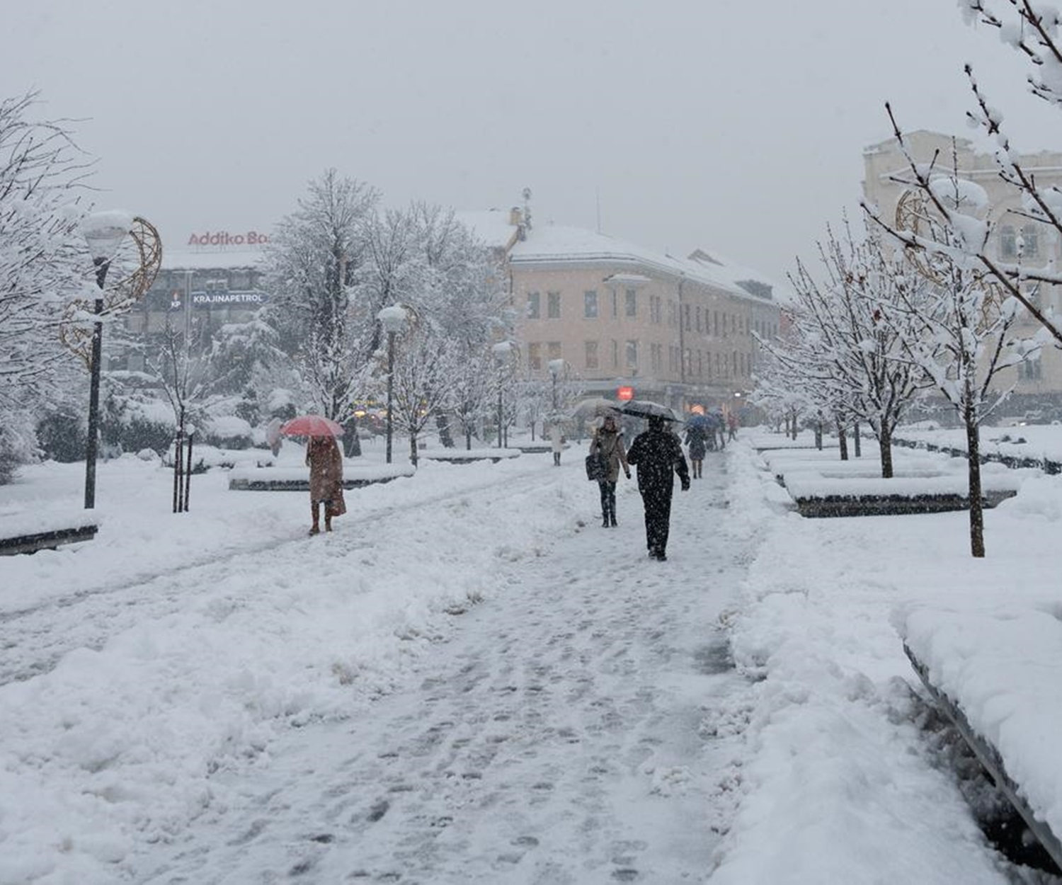 23.12.2024., centar grada, Banja Luka (BiH) - Snijeg neprestano pada u Banjoj Luci. Photo: Dejan Rakita/PIXSELL