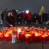 234.12.2024. Osijek - Osjecani na Trgu slobode ispod Jedra paljenjem lampiona izrazili duboku sucut i solidarnost sa zrtvama, njihovim obiteljima, ucenicima, uciteljima i roditeljima OS Precko Photo: Davor Javorovic/PIXSELL