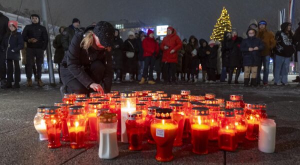 234.12.2024. Osijek - Osjecani na Trgu slobode ispod Jedra paljenjem lampiona izrazili duboku sucut i solidarnost sa zrtvama, njihovim obiteljima, ucenicima, uciteljima i roditeljima OS Precko Photo: Davor Javorovic/PIXSELL