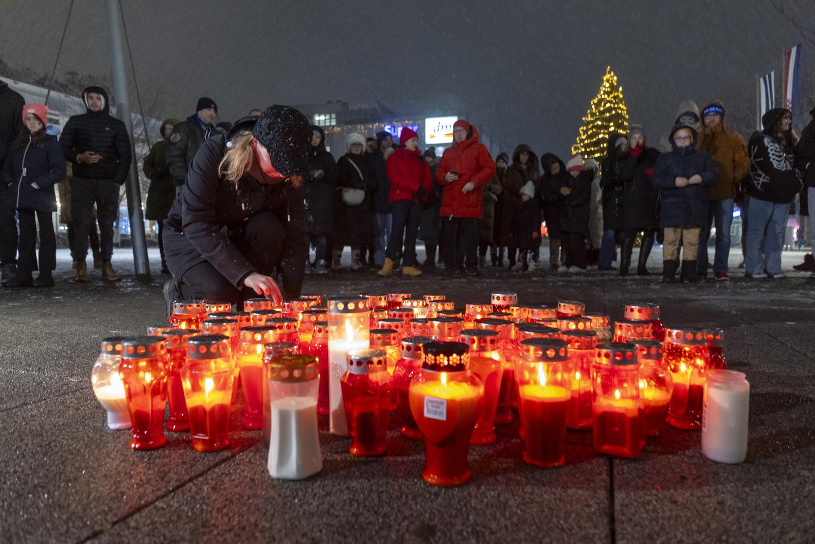 234.12.2024. Osijek - Osjecani na Trgu slobode ispod Jedra paljenjem lampiona izrazili duboku sucut i solidarnost sa zrtvama, njihovim obiteljima, ucenicima, uciteljima i roditeljima OS Precko Photo: Davor Javorovic/PIXSELL