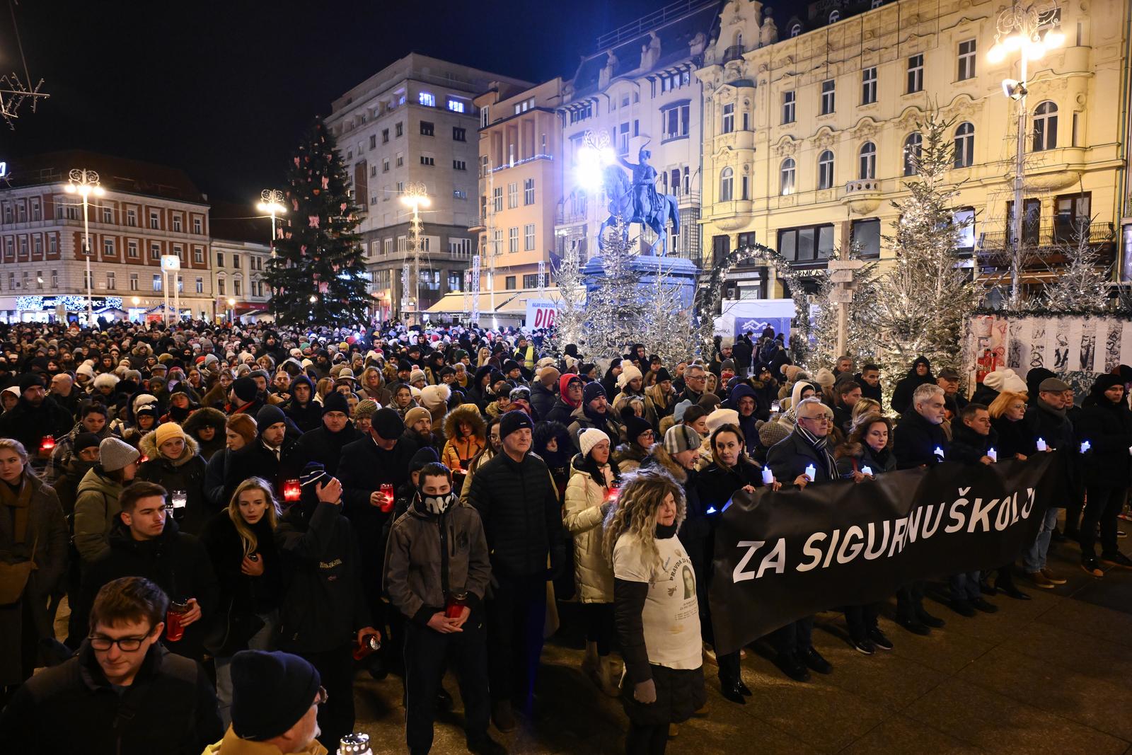 23.12.2024., Zagreb - U povodu tragicnog dogadjaja u Osnovnoj skoli Precko u znak pijeteta, tri obrazovna sindikata: Sindikat hrvatskih ucitelja, Sindikat Preporod i Nezavisni sindikat zaposlenih u srednjim skolama Hrvatske organiziraju mirni mimohod "Za sigurnu skolu". Sudionici mimohoda krenuli su s Trga Republike Hrvatske Photo: Josip Regovic/PIXSELL