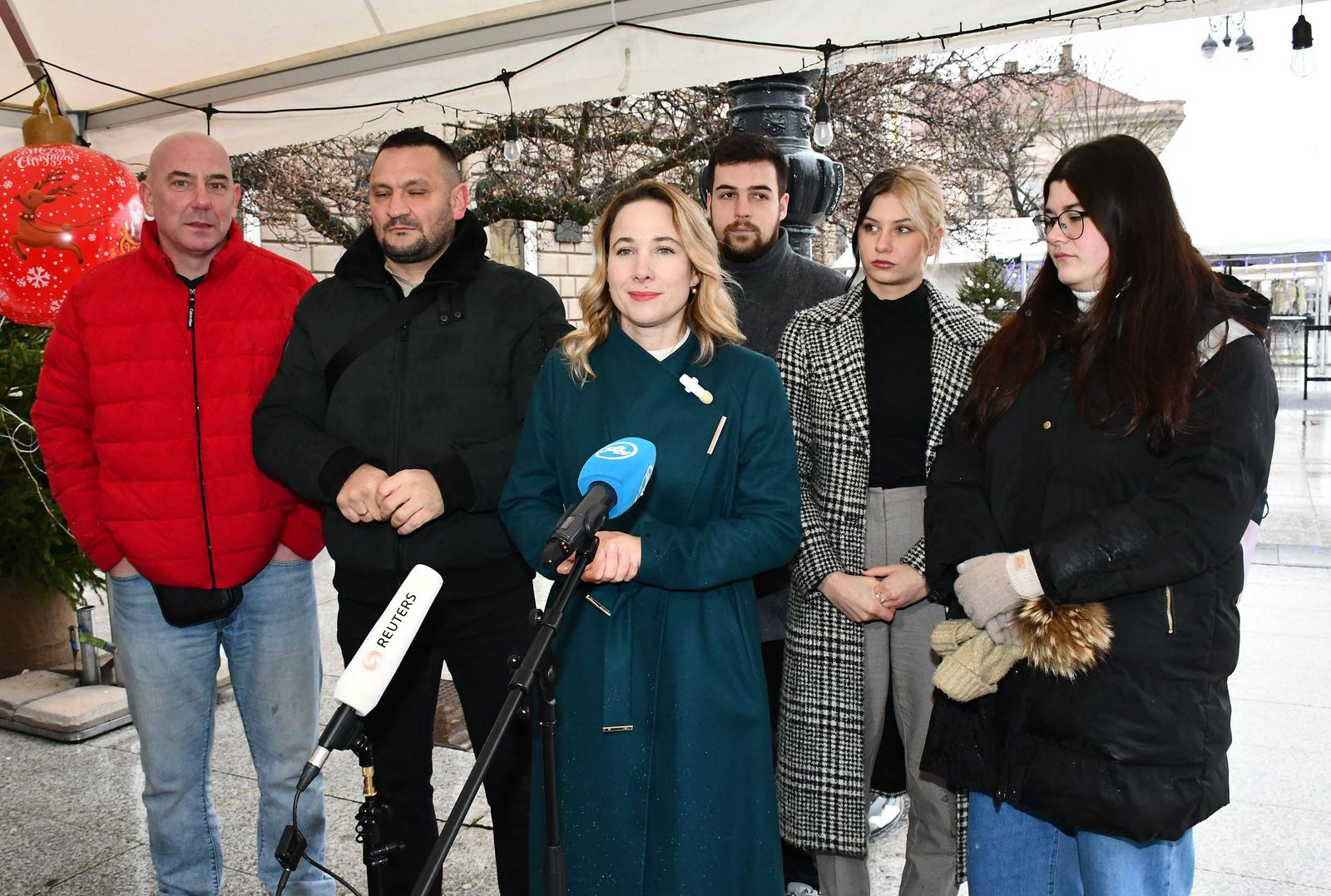 24.12.2024., Slavonski Brod - Kandidatkinja za predsjednicu Republike Hrvatske Marija Selak Raspudic odrzala je konferenciju za medije s temom iseljavanja mladih. Na konferenciji su se novinarima obratiti i mladi koji su odselili iz Republike Hrvatske, kao i oni koji su se u domovinu vratili iz inozemstva. Photo: Ivica Galovic/PIXSELL