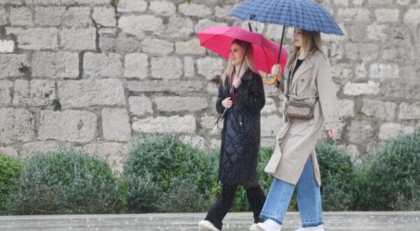 25.02.2024., Sibenik - Kisno prijepodne na sibenskim gradskim ulicama. Photo: Hrvoje Jelavic/PIXSELL