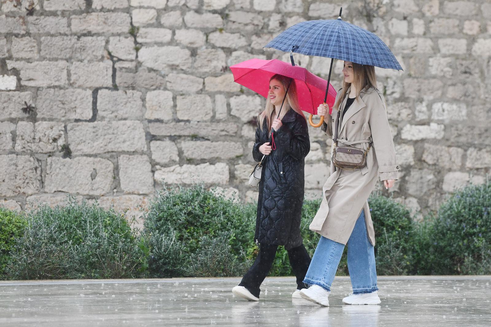 25.02.2024., Sibenik - Kisno prijepodne na sibenskim gradskim ulicama. Photo: Hrvoje Jelavic/PIXSELL