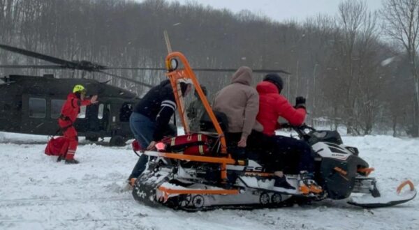 25.12.2024.Udbina -HGSS u suradnji s Hrvatskim ratnim zrakoplovstvom odradili akciju hitnog transporta iz sela Krbava, Op?ina Udbina. Zbog nepovoljnih vremenskih uvjeta i velikih nanosa snijega, cestovni pristup bio je otean, a brzi transport u bolnicu mogu? jedino zra?nim putem. Ekipa od 4 leta?a spaavatelja HGSS-a poletjela je helikopterom Black Hawk iz Zagreba, dok su nai kolege iz HGSS Stanica Gospi? probili terenskim vozilom i saonicama.Ovom koordiniranom akcijom trudnica je sigurno prevezena do bolnice. Photo: HGSS/PIXSELL