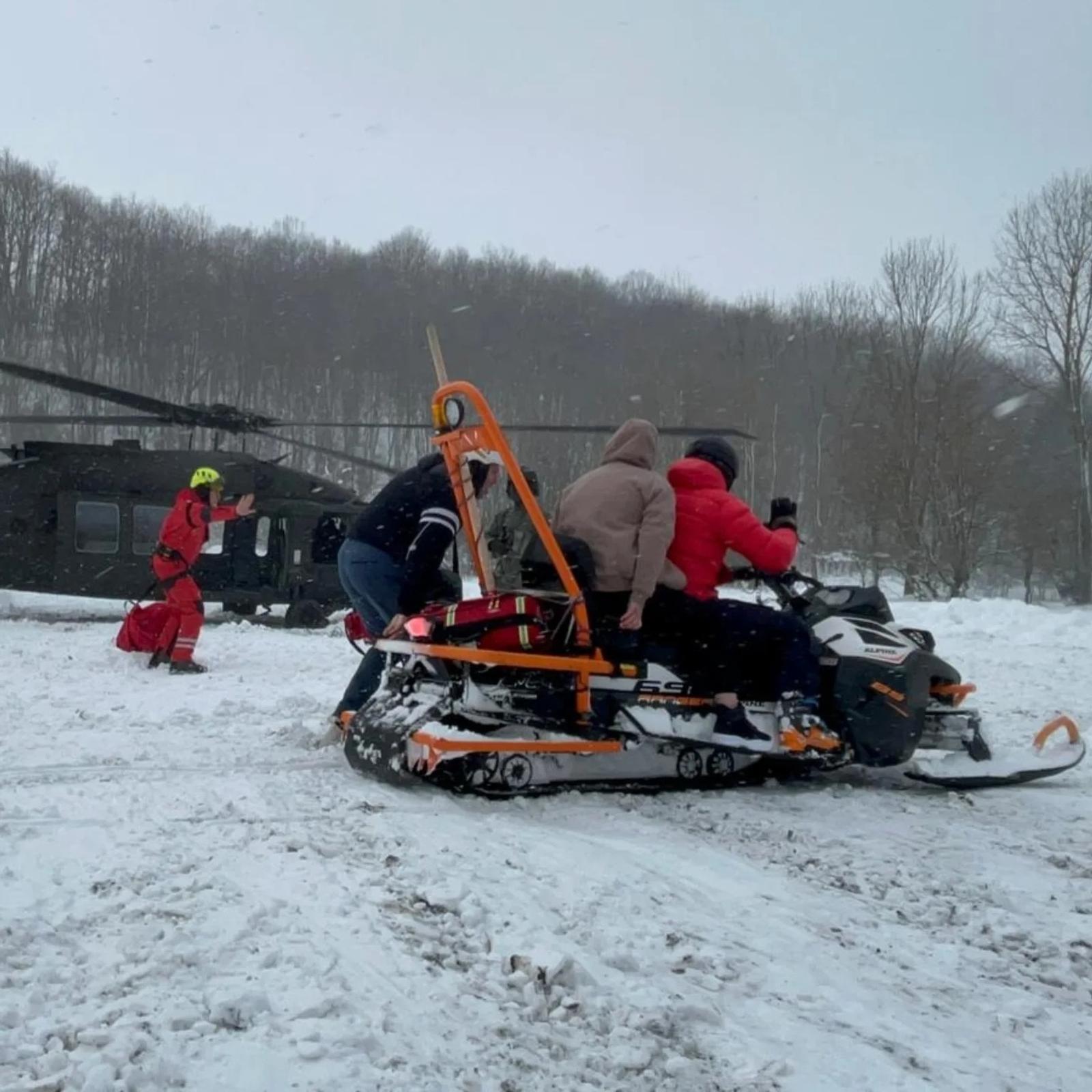 25.12.2024.Udbina -HGSS u suradnji s Hrvatskim ratnim zrakoplovstvom odradili akciju hitnog transporta iz sela Krbava, Op?ina Udbina. Zbog nepovoljnih vremenskih uvjeta i velikih nanosa snijega, cestovni pristup bio je otean, a brzi transport u bolnicu mogu? jedino zra?nim putem. Ekipa od 4 leta?a spaavatelja HGSS-a poletjela je helikopterom Black Hawk iz Zagreba, dok su nai kolege iz HGSS Stanica Gospi? probili terenskim vozilom i saonicama.Ovom koordiniranom akcijom trudnica je sigurno prevezena do bolnice. Photo: HGSS/PIXSELL