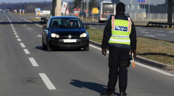 26.01.2021., Osijek, Klisa - Kod mjesta Klisa na cesti prema Vukovaru dogodila se teska prometna nesreca sa smrtno strdalom osobom. Policija je zatvorila cestu iz oba smjera. rPhoto: Davor Javorovic/PIXSELL