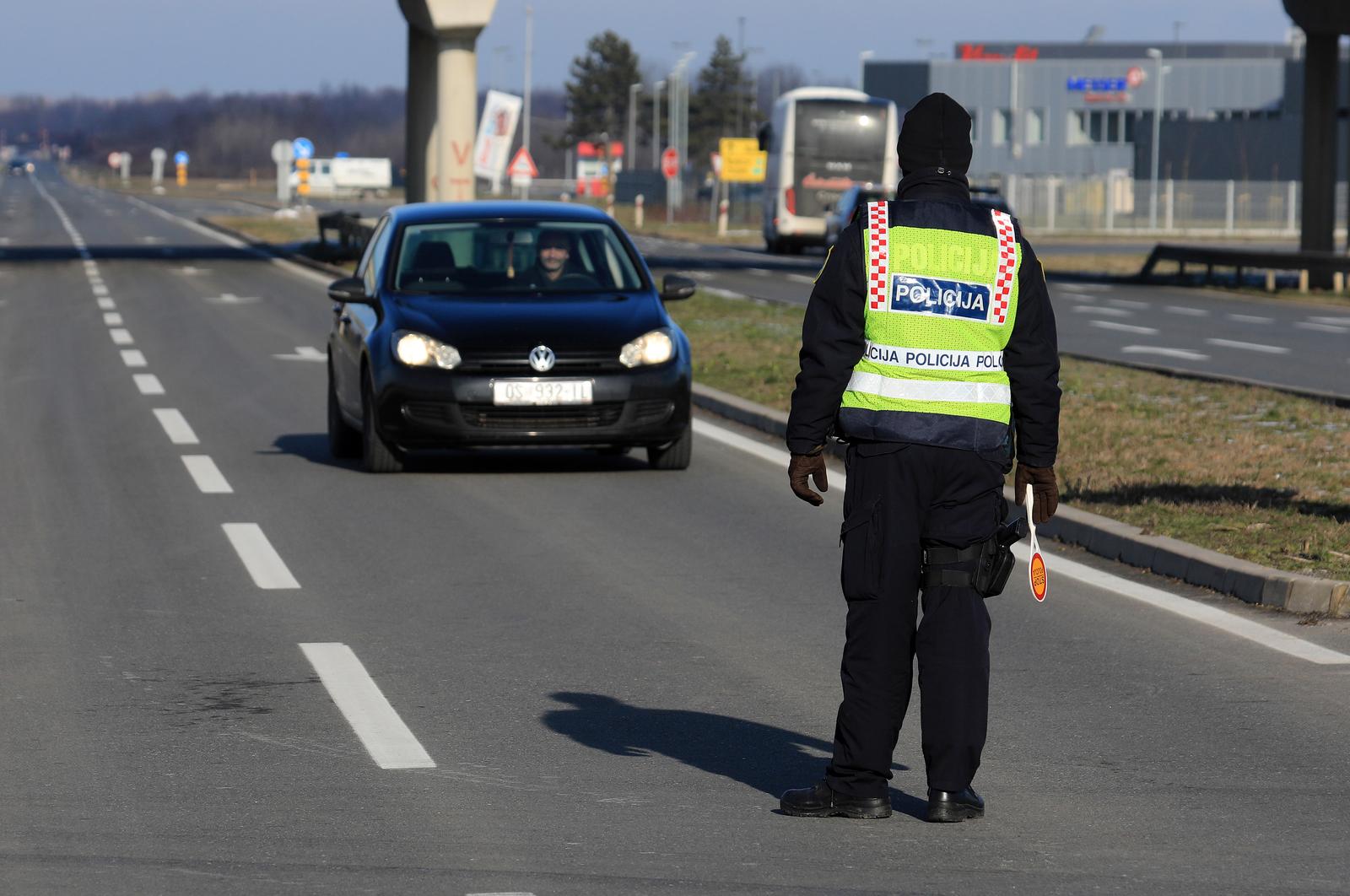 26.01.2021., Osijek, Klisa - Kod mjesta Klisa na cesti prema Vukovaru dogodila se teska prometna nesreca sa smrtno strdalom osobom. Policija je zatvorila cestu iz oba smjera. rPhoto: Davor Javorovic/PIXSELL