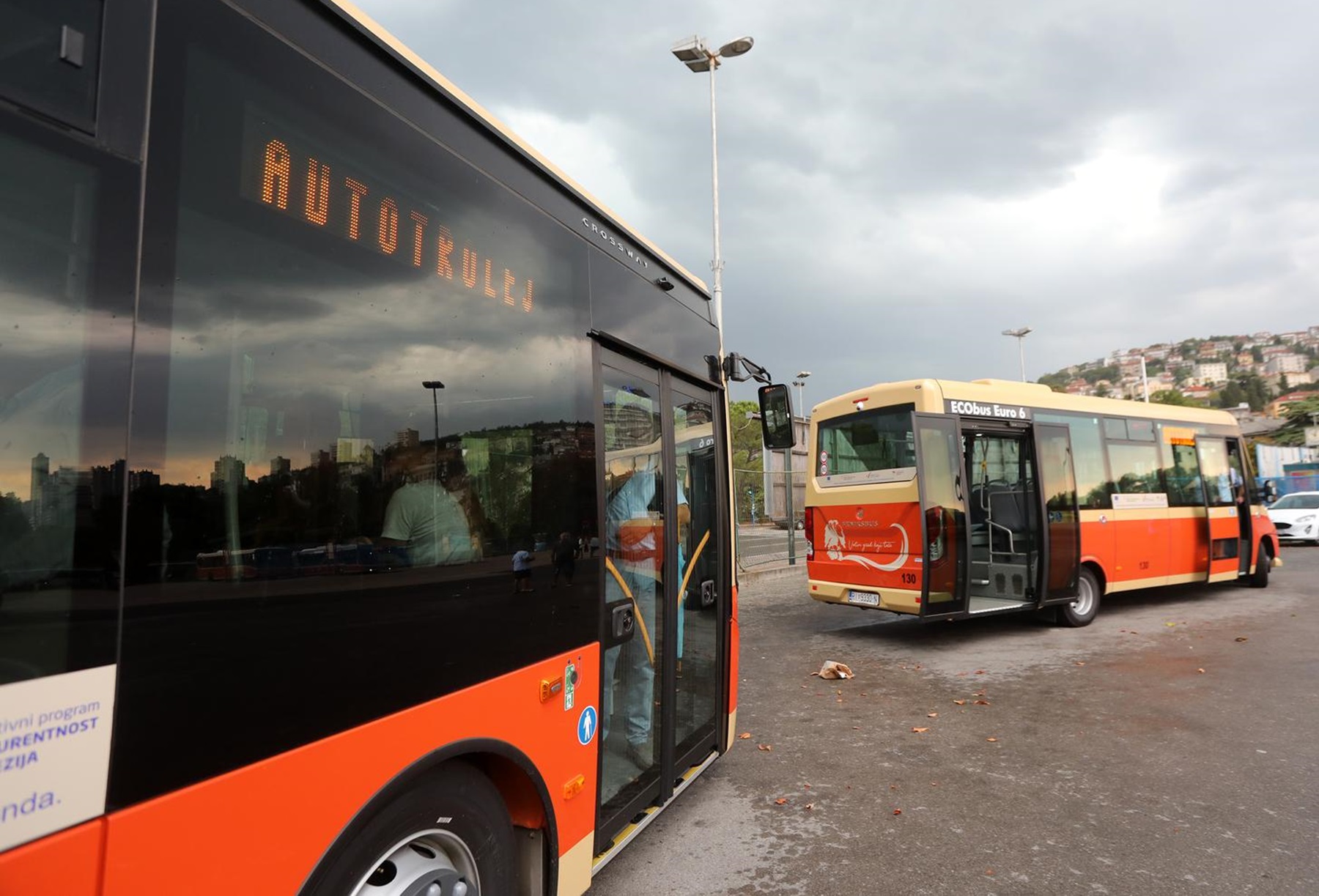 26.07.2022., Rijeka - Predstavljanje 23 od 37 novih autobusa Komunalnog drustva Autotrolej na autobusnom kolodvoru Delta. Autobusi su nabavljeni putem EU projekta "Nabava novih autobusa za Komunalno drustvo Autotrolej d.o.o." Projekt su predstavili gradonacelnik Marko Filipovic, direktor Autotroleja Alberto Kontus i procelnica odjela za komuinalni sustav Maja Malnar.  Photo: Goran Kovacic/PIXSELL