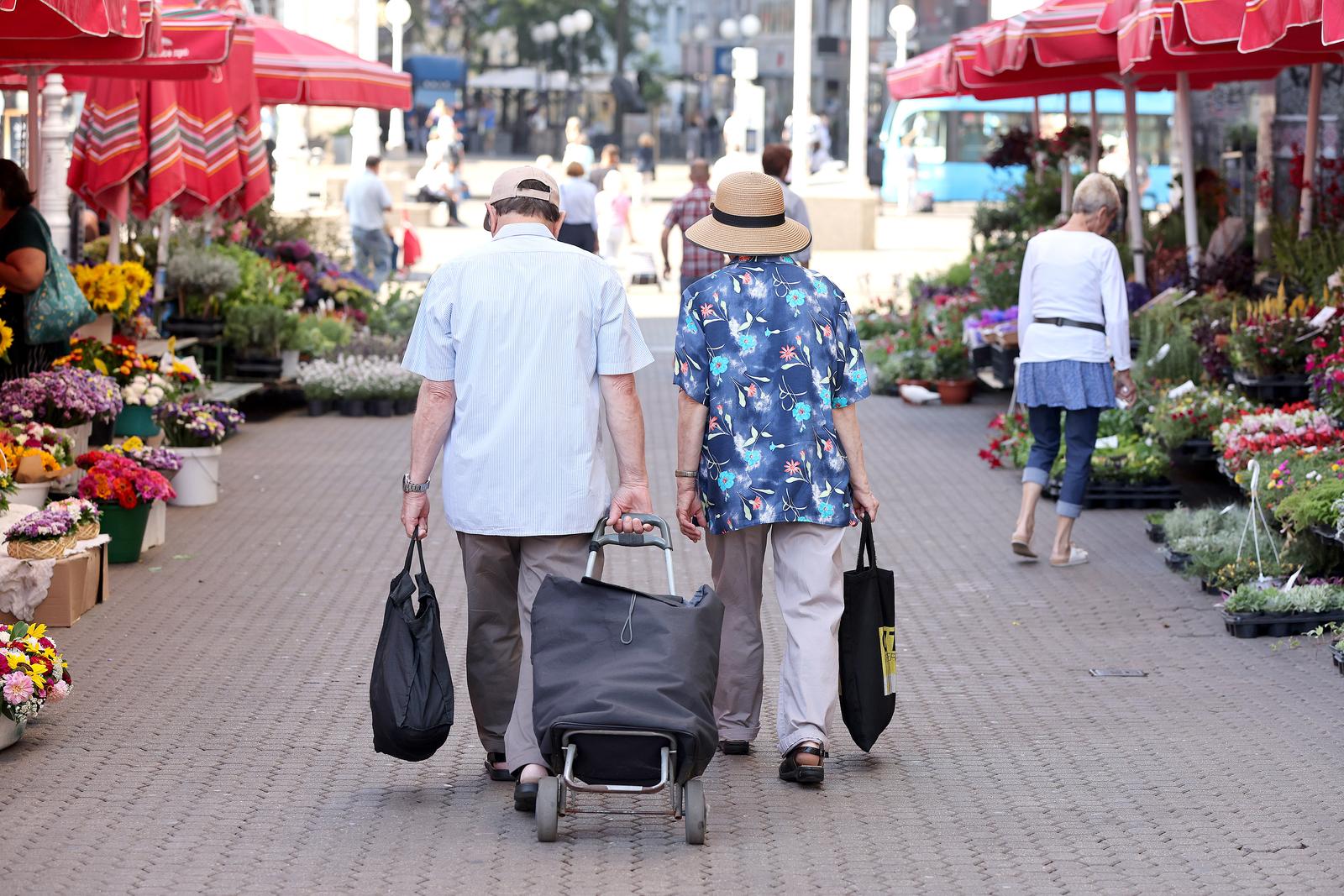 26.07.2024., Zagreb - U nedjelju 28. srpnja obiljezava se 4. Svjetski dan djedova i baka i starijih osoba. Dan koji je  ustanovio Papa obiljezava se cetvrtu nedjelju mjeseca srpnja a ove godine odrzava se pod sloganom „Ne napusti me u starosti“. U poruci upucenoj tim povodom papa Franjo naglasio je: "Na ovaj Cetvrti svjetski dan posvecen njima, ne propustimo pokazati njeznost djedovima, bakama i starijim osobama u nasim obiteljima, posjecujmo one koji su klonuli duhom i više se ne nadaju da je drugacija buducnost moguca. Sebicnom stavu koji vodi u odbacivanje i usamljenost suprotstavimo otvoreno srce i radosno lice onoga koji ima hrabrosti reci: „Necu te ostaviti!“ i izabrati drugaciji put." Photo: Patrik Macek/PIXSELL