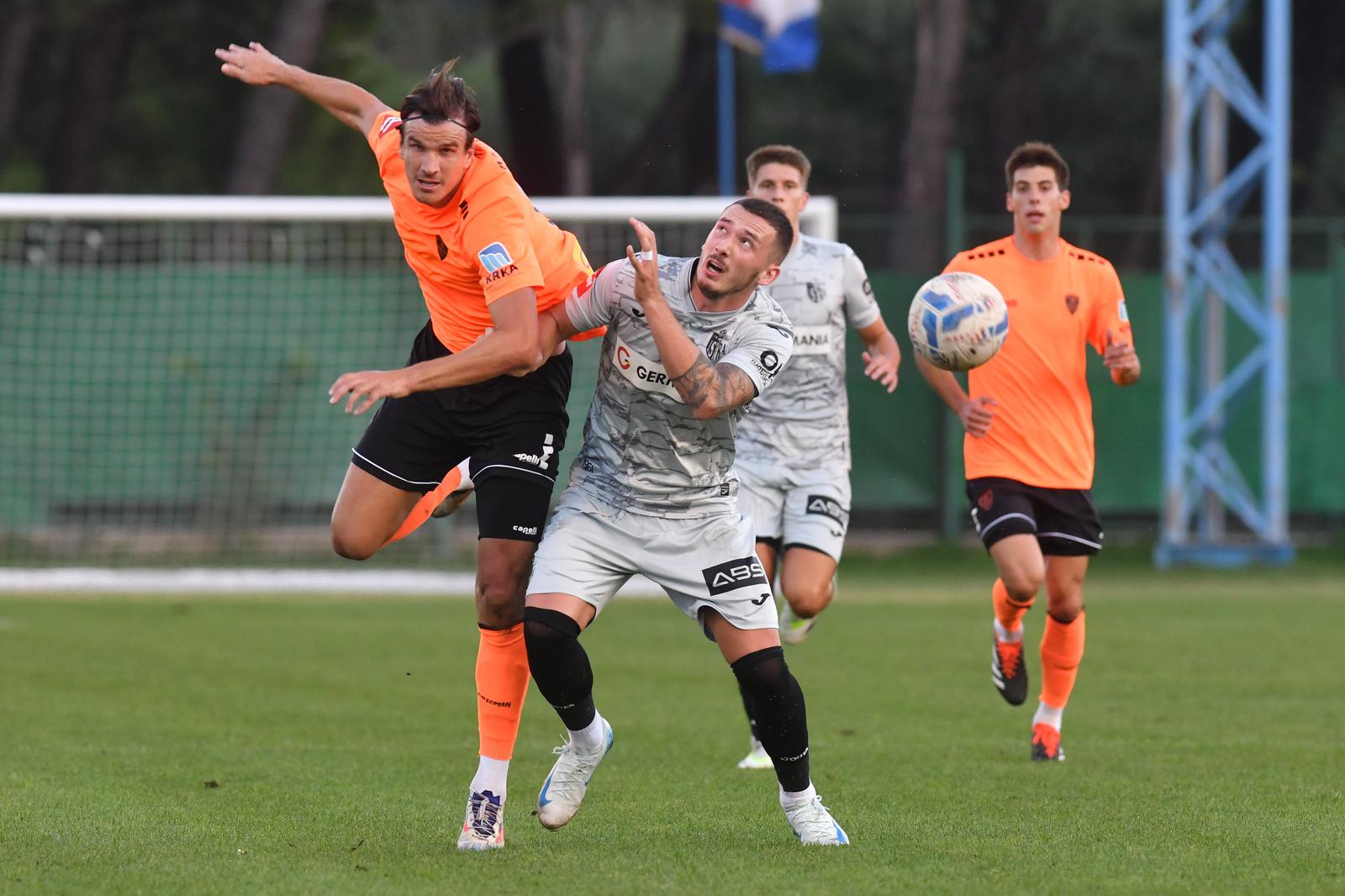 27.09.2024., stadion Subicevac, Sibenik - SuperSport HNL, 08. kolo, HNK Sibenik - NK Istra 1961. Ivan Santini, Dario Maresic Photo: Hrvoje Jelavic/PIXSELL