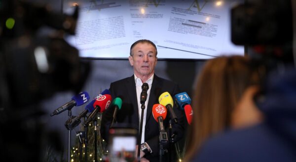 27.12.2024., Zagreb - U Bar Plazi u Ulici Antuna Nemcica odrzana je konferencija za medije Nikice Jelavica oko susreta na kavi s pjevacem Milom Kekinom. poduzentik Nikica Jelavic Photo: Robert Anic/PIXSELL