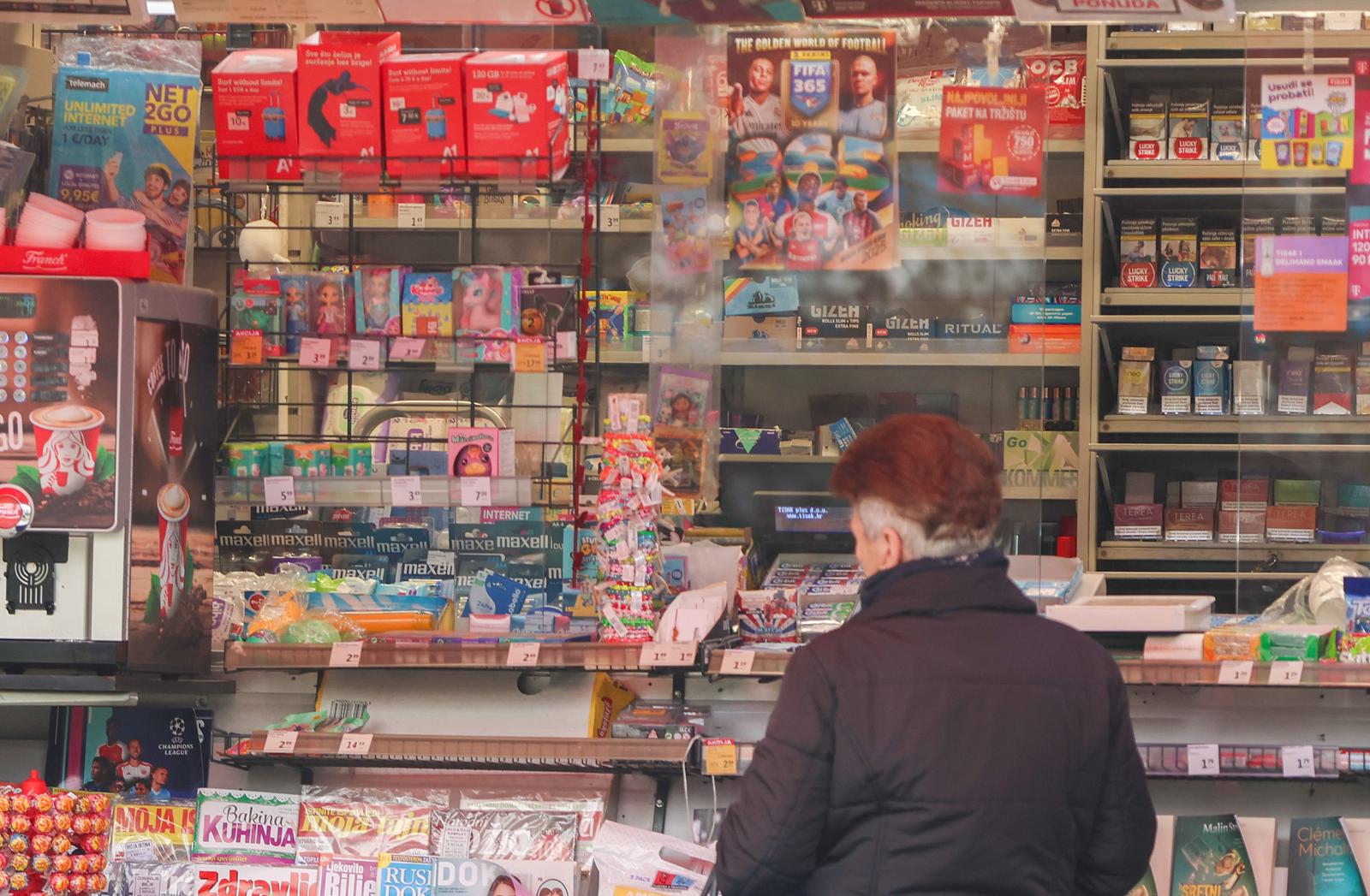 28.11.2024., Zagreb - Ilustracija kiosk TISKA. Tisak vise nece distribuirati novine. Kako su se obratili medijima odluku o prekidu distribucije tiskovina objasnili Indexu:"Tisak nastavlja s prodajom tiskovina, ali smo nase partnere obavijestili da vise ne mosemo pruzati usluge njihove distribucije. Naime, dosad smo distribuirali tiskana izdanja razlicitih publikacija na razgranatu mrezu od preko 3.000 lokacija u Hrvatskoj sto visestruko nadilazi broj prodajnih lokacija Tiska. To nazalost vise nismo u mogucnosti obavljati, jer distribucija nije dio naseg temeljnog poslovanja, ali cemo uciniti sve sto mozemo da dostupnost tiskanih izdanja na nasim prodajnim mjestima ne bude ugrozena", kazali su te dodali kako nisu jedini koji prepoznaju vaznost distribucije tiskovina i osiguravanja njihove dostupnosti i opce informiranosti javnosti. Photo: Sanjin Strukic/PIXSELL