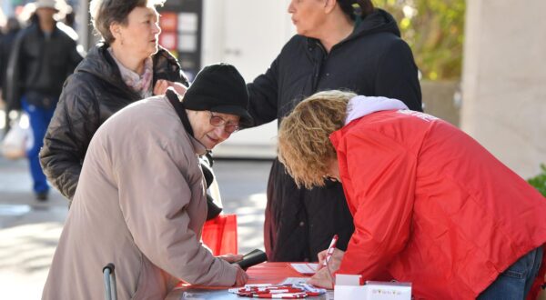 29.11.2024., Sibenik - Zapocelo prikupljanje potpisa sa predsjednicku kampanju Zorana Milanovica Photo: Hrvoje Jelavic/PIXSELL