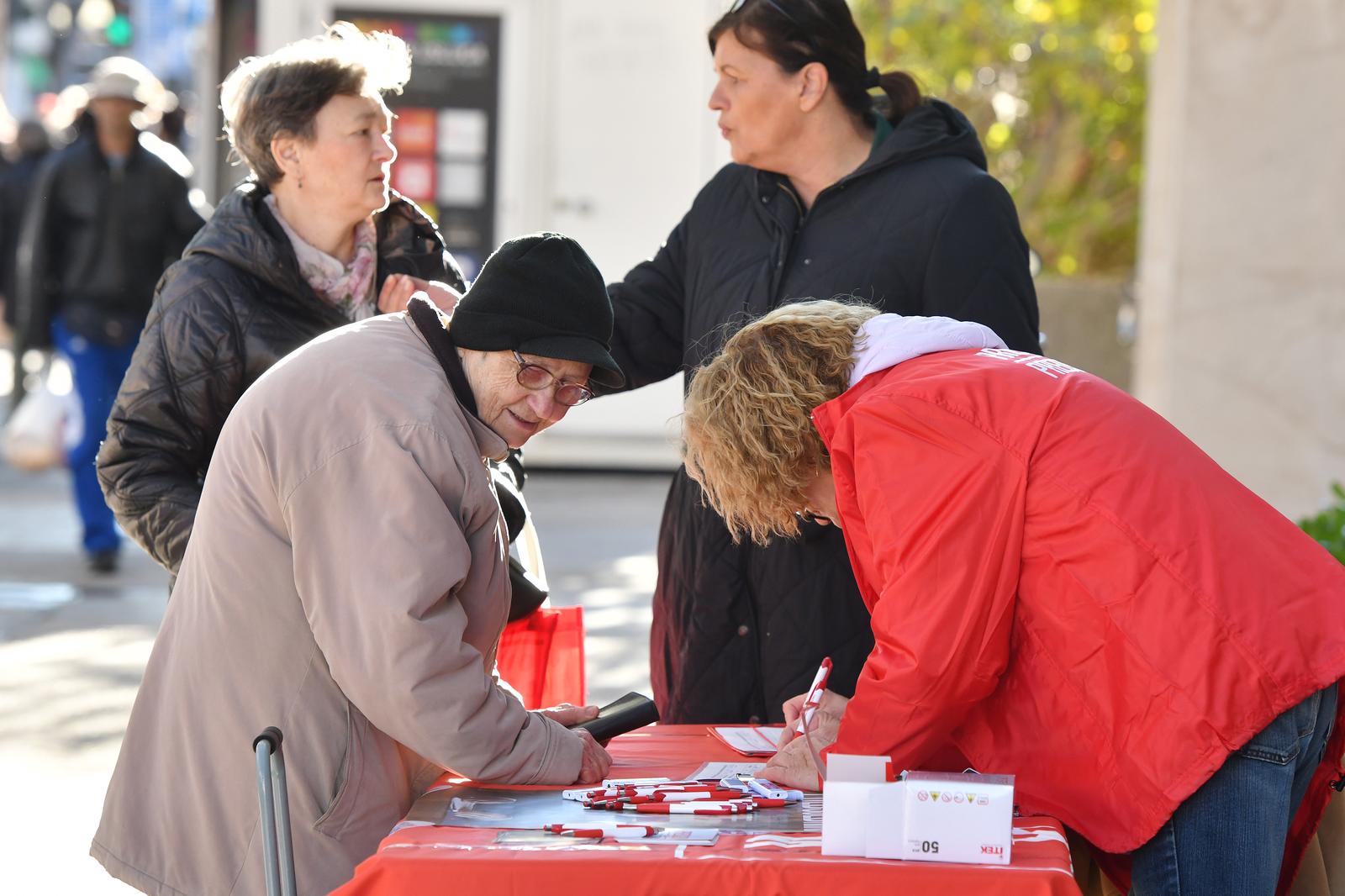 29.11.2024., Sibenik - Zapocelo prikupljanje potpisa sa predsjednicku kampanju Zorana Milanovica Photo: Hrvoje Jelavic/PIXSELL