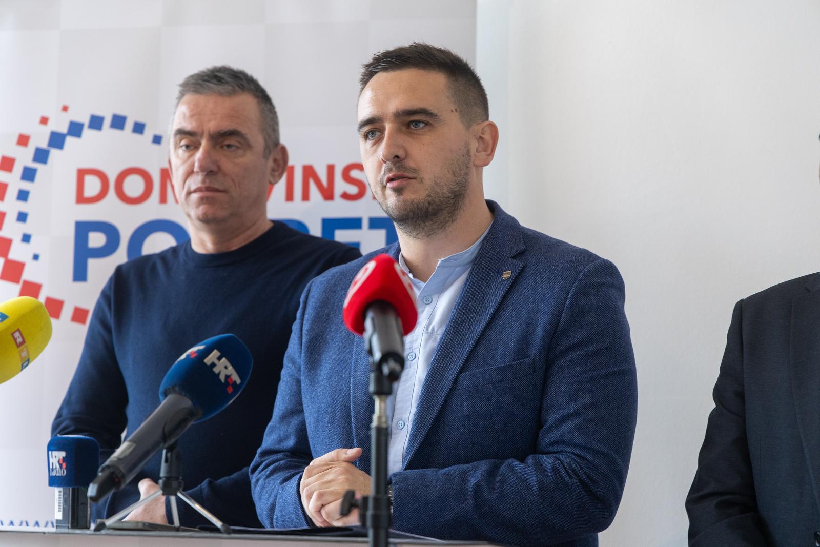 29.11.2024., Otok -  Domovinski pokret odrzao je konferenciju za medije. Konferenciji je nazocio ministar demografije i useljenistva Ivan Sipic, potpredsjednik Vlade Republike Hrvatske i ministar poljoprivrede, sumarstva i ribarstva Josip Dabro te kandidat za gradonacelnika Grada Otoka na prijevremenim izborima Slavko Grgic. 
 Photo: Borna jaksic/PIXSELL