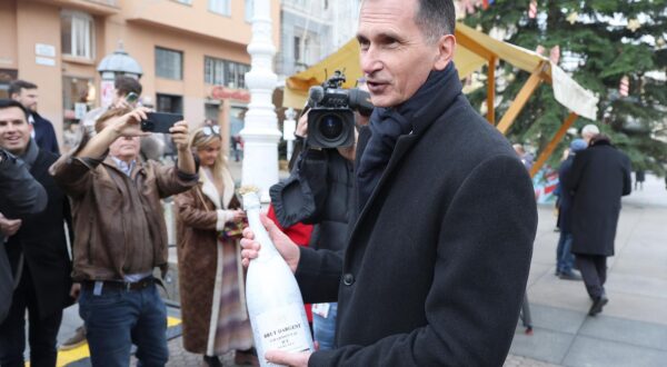 29.11.2024., Zagreb - Kandidat na predsjednckim izborima Dragan Primorac posjetio je danas stand za prikupljanje potpisa i druzio se s gradjanima. Photo: Patrik Macek/PIXSELL