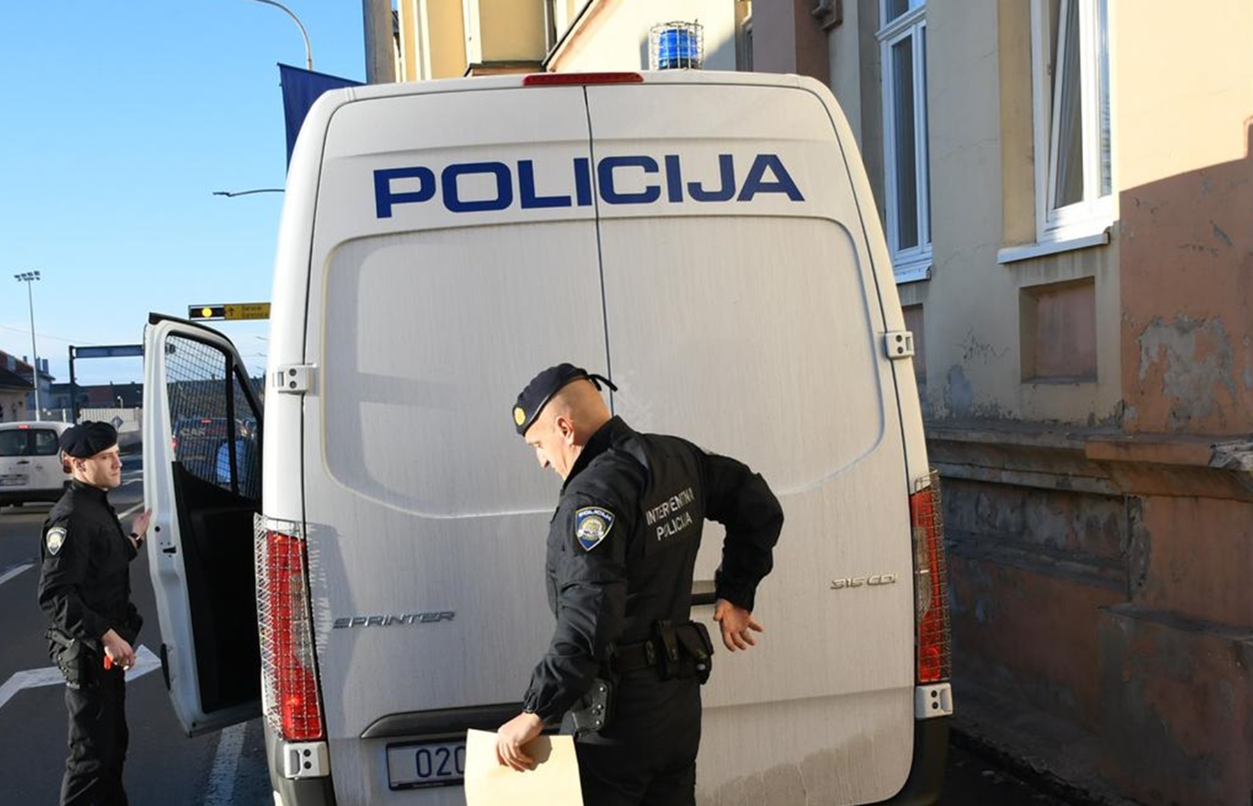 29.12.2023., Bjelovar - Privodjenje osumnjcenog vozaca koji je prije dva dana u naselju Josine automobilom pregazio prijatelja Stjepana Batkovica, a koji je d ozlijeda preminuo na jestu nesrece Photo: Damir Spehar/PIXSELL