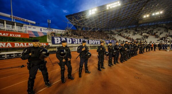 30.04.2023., stadion Poljud, Split - SuperSport HNL, 32. kolo, HNK Hajduk - GNK Dinamo. Policija osigurava tribinu na kojoj se nalaze navijaci Dinama, Bad Blue Bosyi. Photo: Zvonimir Barisin/PIXSELL