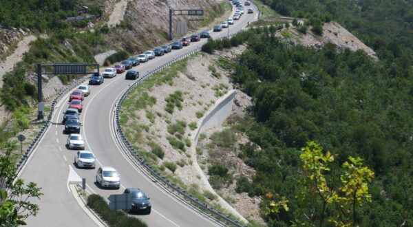 30.07.2016., Zagvozd - Kolona vozila pred naplatnom postajom za tunel Sveti Ilija, na spojnoj cesti Zagvozd - Baska Voda. r"nPhoto: Ivo Cagalj/PIXSELL