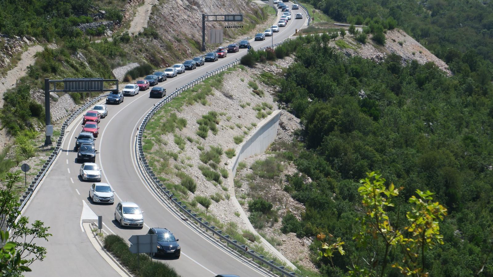 30.07.2016., Zagvozd - Kolona vozila pred naplatnom postajom za tunel Sveti Ilija, na spojnoj cesti Zagvozd - Baska Voda. r"nPhoto: Ivo Cagalj/PIXSELL