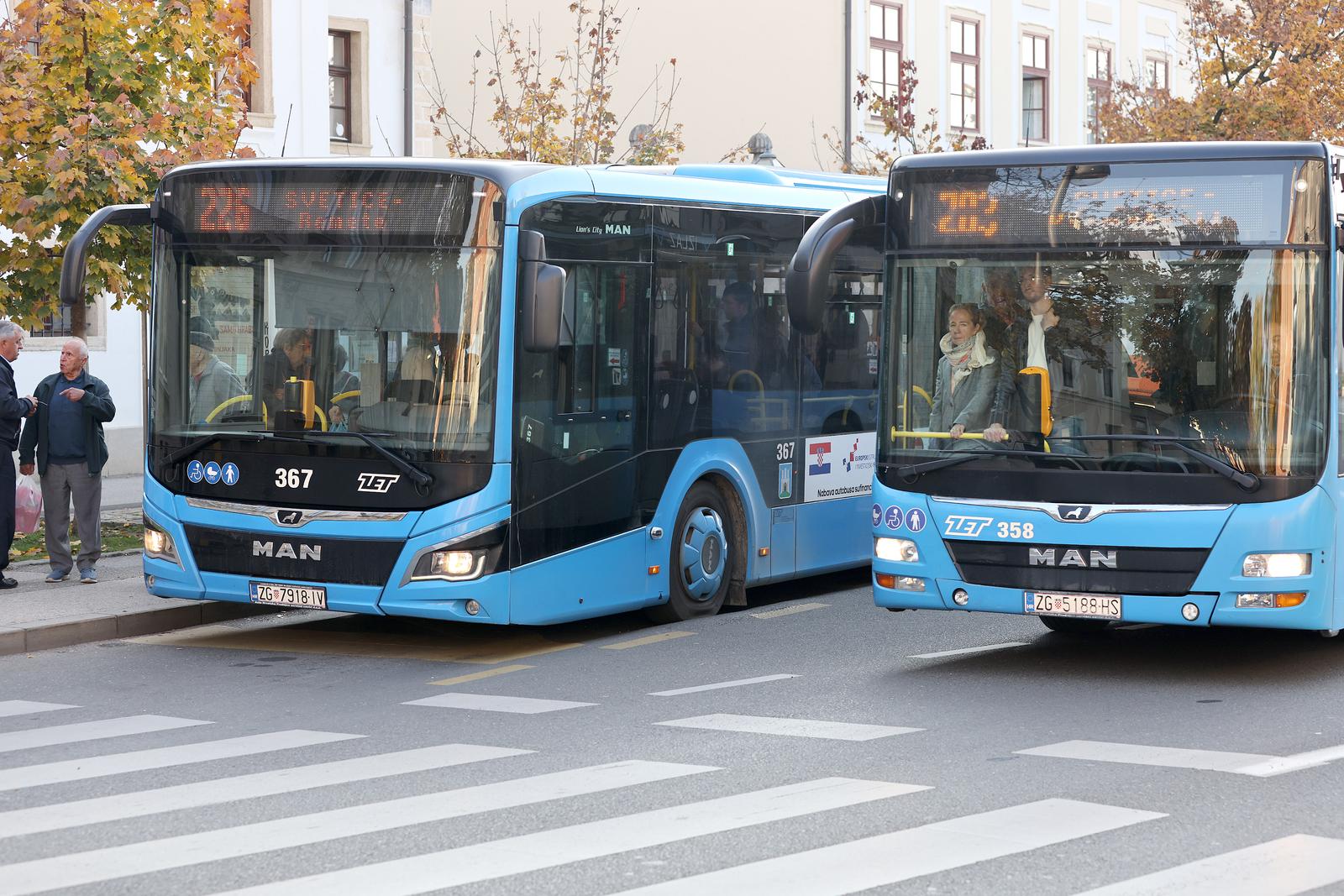 30.10.2024., Zagreb - Povodom predstojeceg blagdana Svih svetih ZET je vec ovih dana pojacao autobusne linije prema svim gradskim grobljima. Na sam blagdan autobusi ce kretati cim se popune, a ukadaju se medjustanice na putu do grobalja. Photo: Patrik Macek/PIXSELL