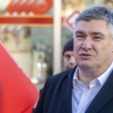 30.11.2024., Pula - Predsjednik Republike Zoran Milanovic na pulskoj je trznici prikupljao je potpise biraca za podrsku kandidature na predsjednickim izborima . Photo: Srecko Niketic/PIXSELL