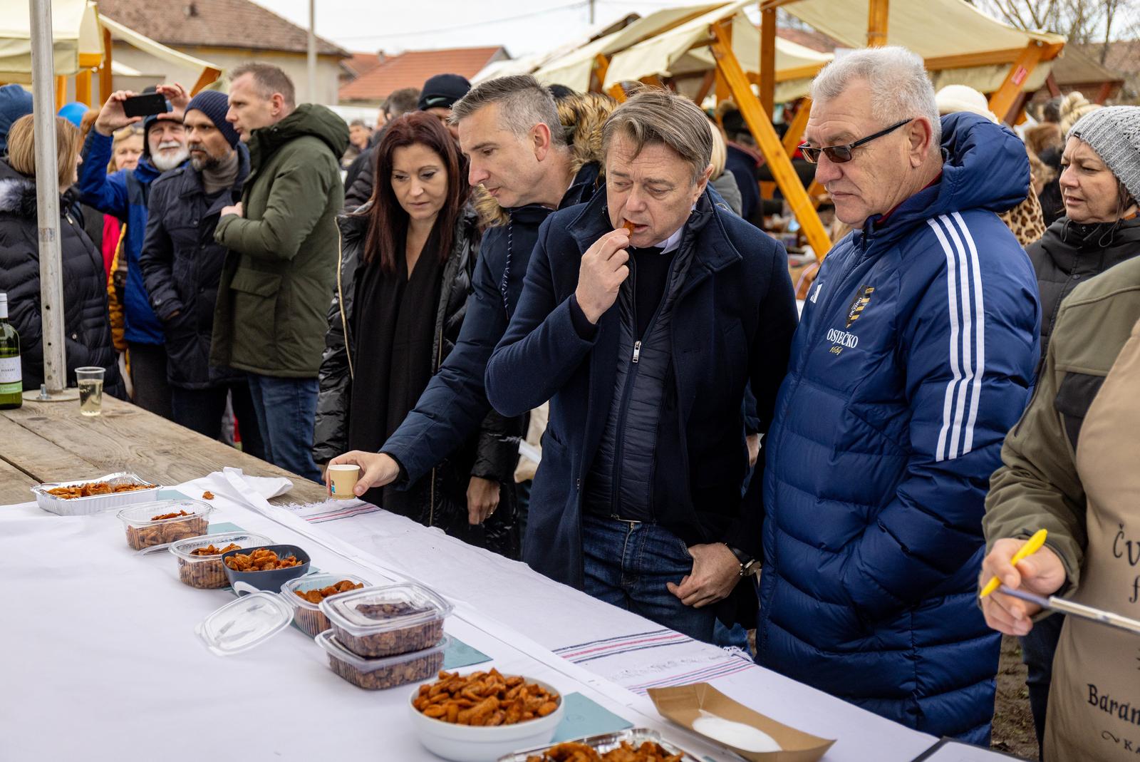 30.11.2024., Karanac - 15 Zimski vasar i Cvarakfest u Karancu na sajamskoj livadi uz crkvu sv. Donata. Photo: Davor Javorovic/PIXSELL