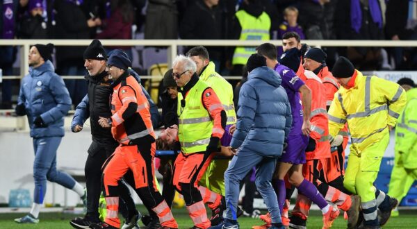 Soccer Football - Serie A - Fiorentina v Inter Milan - Stadio Artemio Franchi, Florence, Italy - December 1, 2024 Fiorentina's Edoardo Bove is stretchered off after sustaining an injury REUTERS/Jennifer Lorenzini Photo: JENNIFER LORENZINI/REUTERS