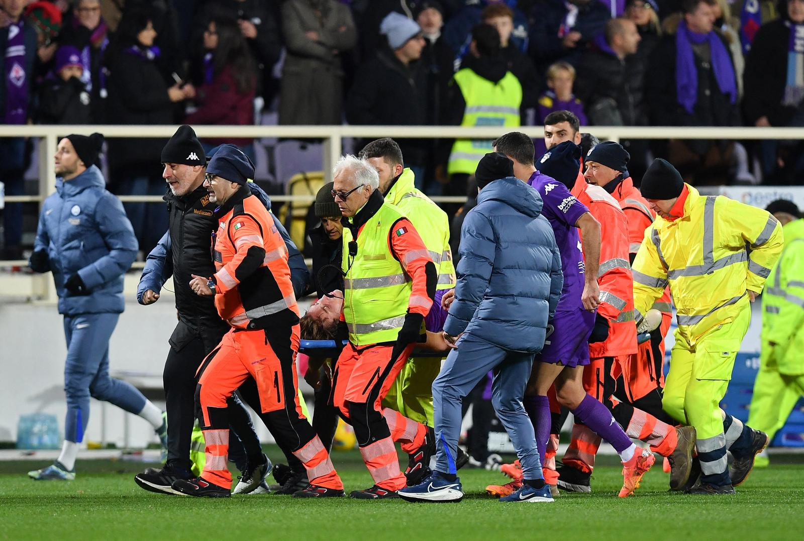 Soccer Football - Serie A - Fiorentina v Inter Milan - Stadio Artemio Franchi, Florence, Italy - December 1, 2024 Fiorentina's Edoardo Bove is stretchered off after sustaining an injury REUTERS/Jennifer Lorenzini Photo: JENNIFER LORENZINI/REUTERS