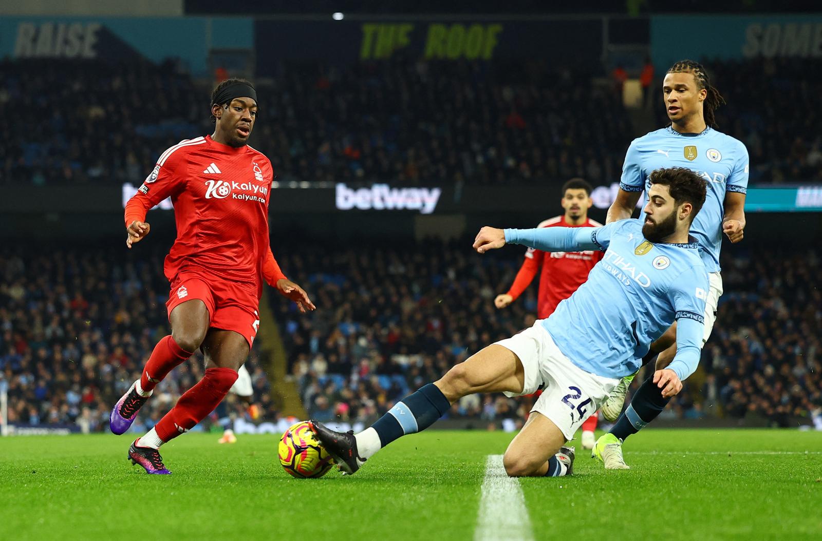 Soccer Football - Premier League - Manchester City v Nottingham Forest - Etihad Stadium, Manchester, Britain - December 4, 2024 Nottingham Forest's Anthony Elanga in action with Manchester City's Josko Gvardiol and Manchester City's Nathan Ake Action Images via Reuters/Andrew Boyers EDITORIAL USE ONLY. NO USE WITH UNAUTHORIZED AUDIO, VIDEO, DATA, FIXTURE LISTS, CLUB/LEAGUE LOGOS OR 'LIVE' SERVICES. ONLINE IN-MATCH USE LIMITED TO 120 IMAGES, NO VIDEO EMULATION. NO USE IN BETTING, GAMES OR SINGLE CLUB/LEAGUE/PLAYER PUBLICATIONS. PLEASE CONTACT YOUR ACCOUNT REPRESENTATIVE FOR FURTHER DETAILS.. Photo: Andrew Boyers/REUTERS