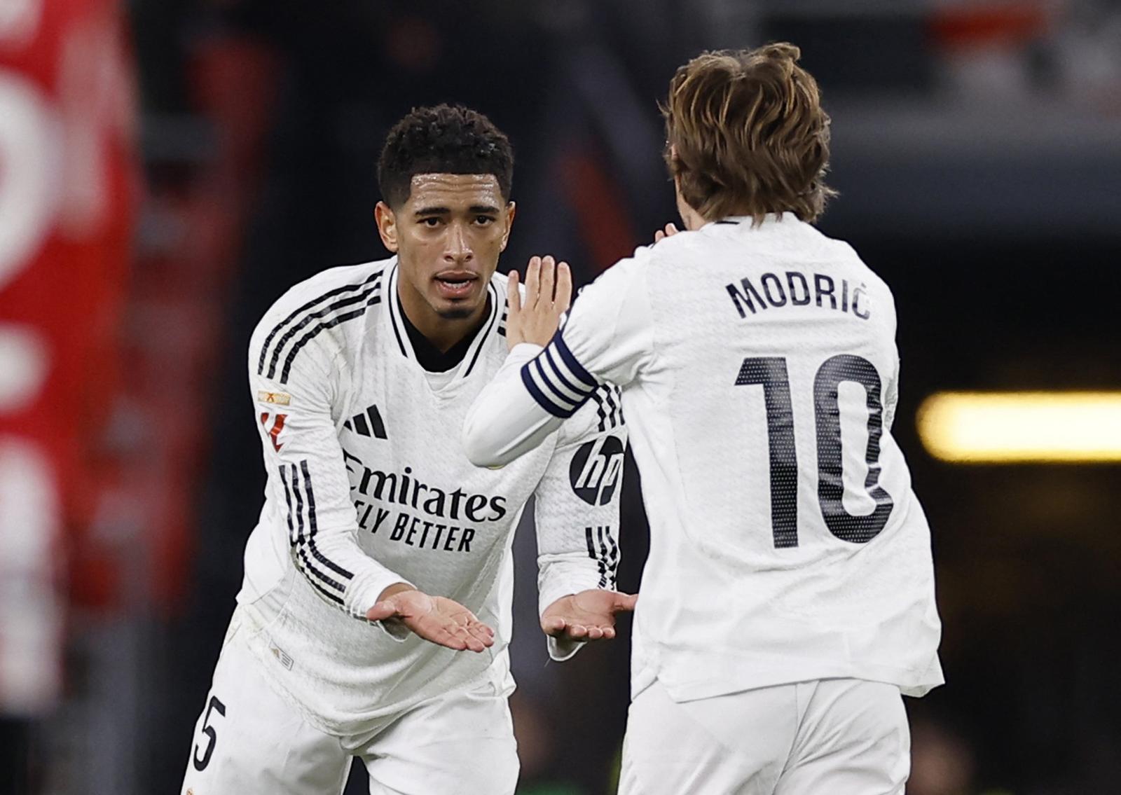 Soccer Football - LaLiga - Athletic Bilbao v Real Madrid - San Mames, Bilbao, Spain - December 4, 2024 Real Madrid's Jude Bellingham celebrates scoring their first goal with Luka Modric REUTERS/Vincent West Photo: VINCENT WEST/REUTERS