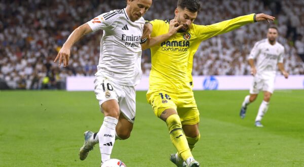 Soccer Football - LaLiga - Real Madrid v Villarreal - Santiago Bernabeu, Madrid, Spain - October 5, 2024 Real Madrid's Luka Modric in action with Villarreal's Alex Baena REUTERS/Susana Vera Photo: SUSANA VERA/REUTERS