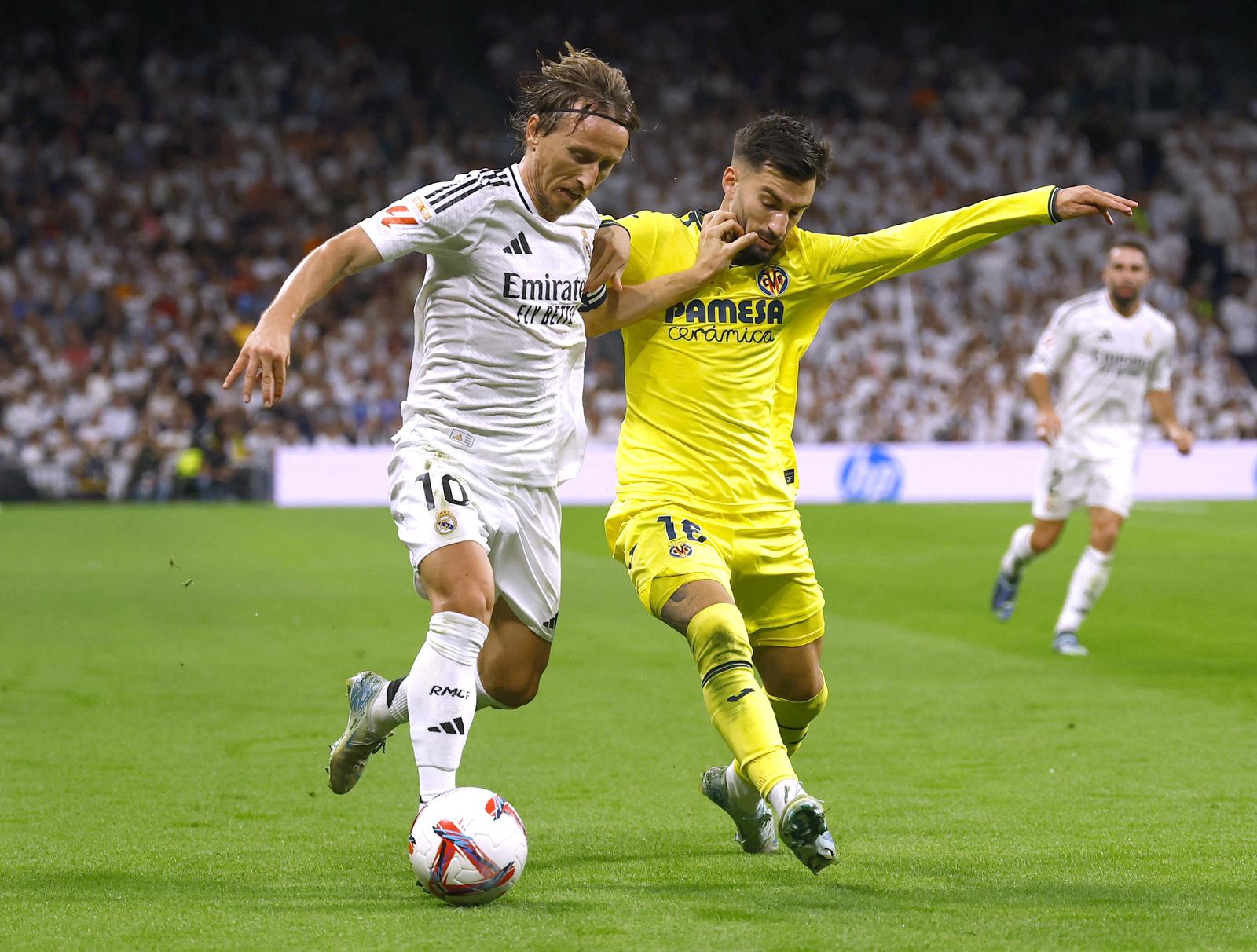 Soccer Football - LaLiga - Real Madrid v Villarreal - Santiago Bernabeu, Madrid, Spain - October 5, 2024 Real Madrid's Luka Modric in action with Villarreal's Alex Baena REUTERS/Susana Vera Photo: SUSANA VERA/REUTERS