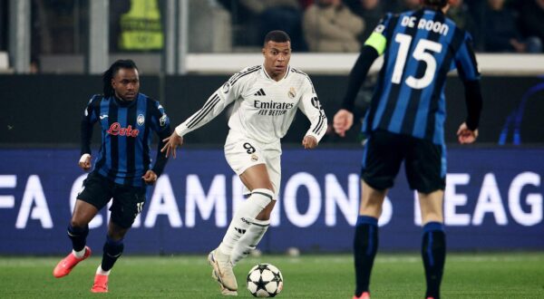 Soccer Football - Champions League - Atalanta v Real Madrid - Gewiss Stadium, Bergamo, Italy - December 10, 2024 Real Madrid's Kylian Mbappe in action with Atalanta's Ademola Lookman REUTERS/Guglielmo Mangiapane Photo: GUGLIELMO MANGIAPANE/REUTERS