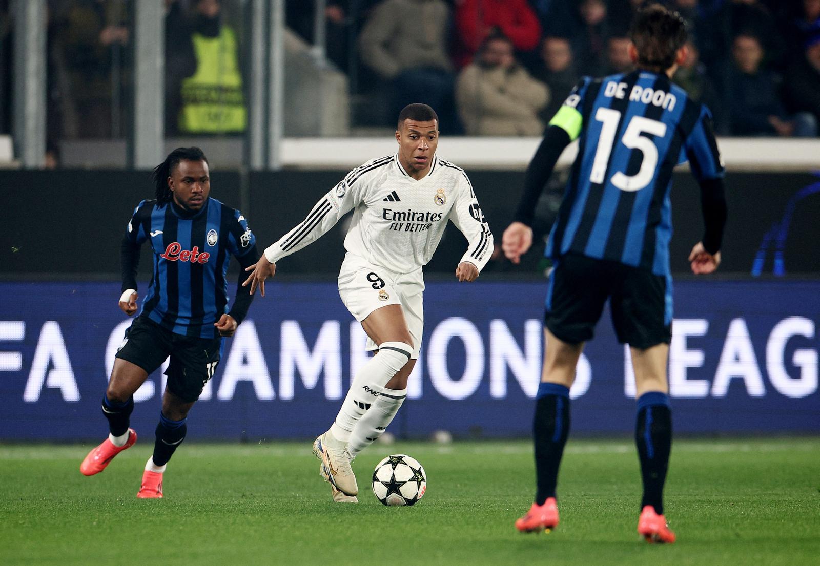 Soccer Football - Champions League - Atalanta v Real Madrid - Gewiss Stadium, Bergamo, Italy - December 10, 2024 Real Madrid's Kylian Mbappe in action with Atalanta's Ademola Lookman REUTERS/Guglielmo Mangiapane Photo: GUGLIELMO MANGIAPANE/REUTERS