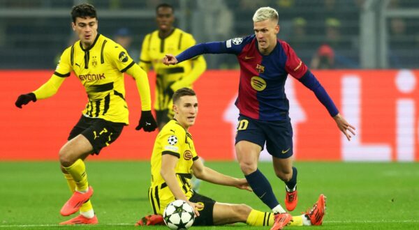 Soccer Football - Champions League - Borussia Dortmund v FC Barcelona - Signal Iduna Park, Dortmund, Germany - December 11, 2024 FC Barcelona's Dani Olmo in action with Borussia Dortmund's Giovanni Reyna and Nico Schlotterbeck REUTERS/Leon Kuegeler Photo: LEON KUEGELER/REUTERS