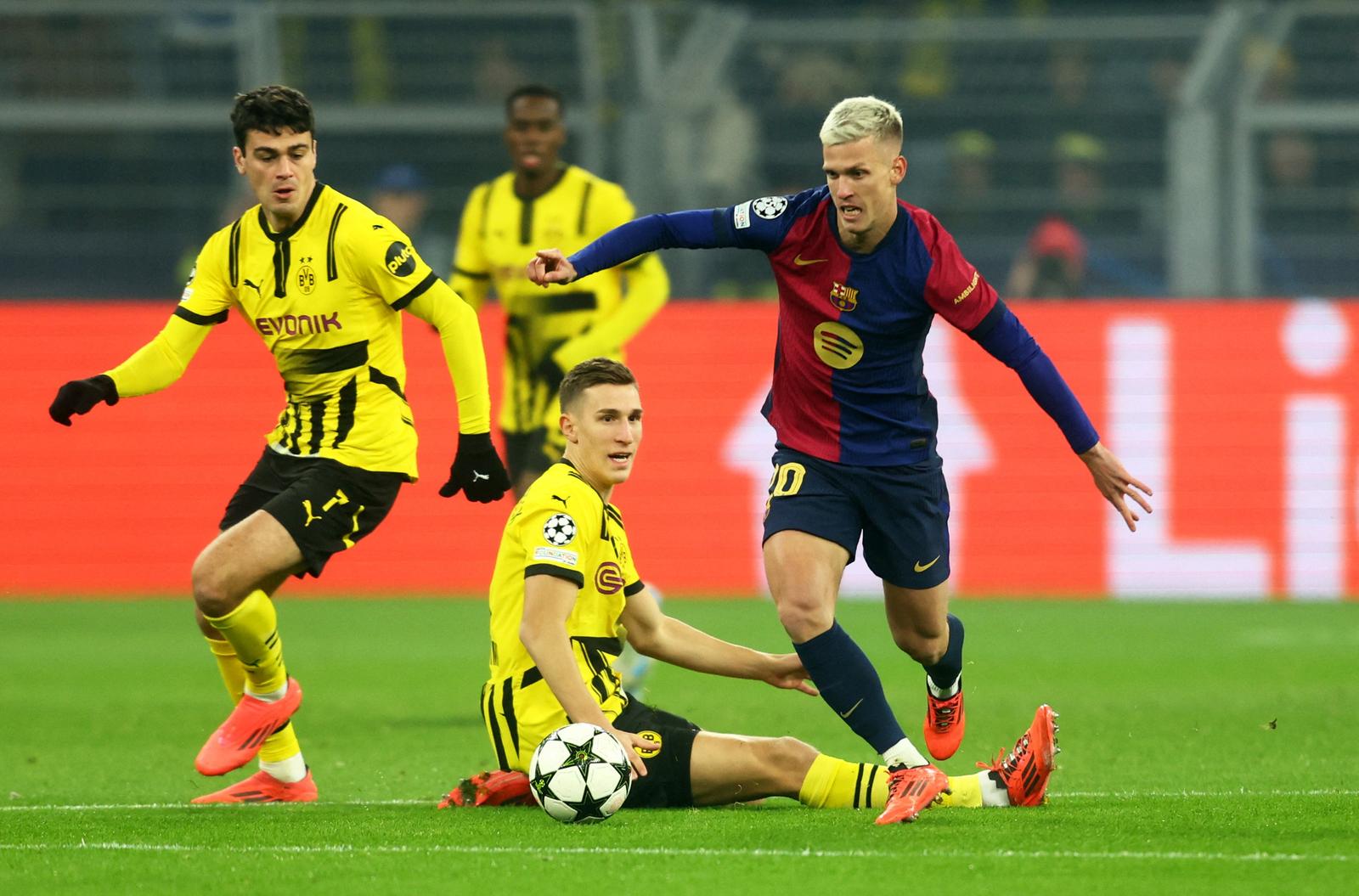 Soccer Football - Champions League - Borussia Dortmund v FC Barcelona - Signal Iduna Park, Dortmund, Germany - December 11, 2024 FC Barcelona's Dani Olmo in action with Borussia Dortmund's Giovanni Reyna and Nico Schlotterbeck REUTERS/Leon Kuegeler Photo: LEON KUEGELER/REUTERS