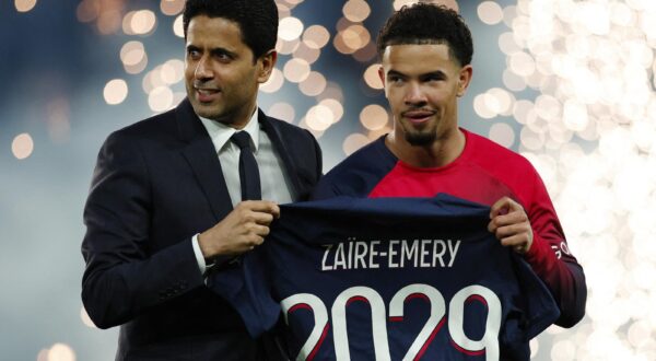 Soccer Football - Ligue 1 - Paris St Germain v Le Havre - Parc des Princes, Paris, France - April 27, 2024 Paris Saint-Germain's Warren Zaire-Emery poses on the pitch before the match after signing a new contract with president Nasser Al-Khelaifi REUTERS/Gonzalo Fuentes Photo: GONZALO FUENTES/REUTERS