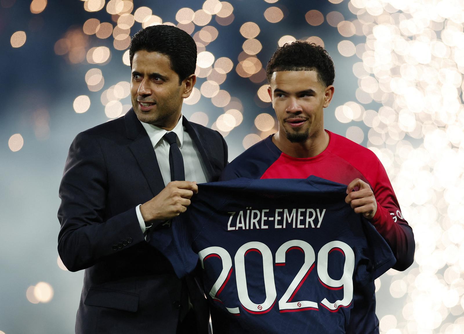 Soccer Football - Ligue 1 - Paris St Germain v Le Havre - Parc des Princes, Paris, France - April 27, 2024 Paris Saint-Germain's Warren Zaire-Emery poses on the pitch before the match after signing a new contract with president Nasser Al-Khelaifi REUTERS/Gonzalo Fuentes Photo: GONZALO FUENTES/REUTERS