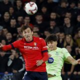 Soccer Football - LaLiga - Osasuna v FC Barcelona - El Sadar Stadium, Pamplona, Spain - September 28, 2024 Osasuna's Ante Budimir in action with FC Barcelona's Pau Cubarsi REUTERS/Vincent West Photo: VINCENT WEST/REUTERS